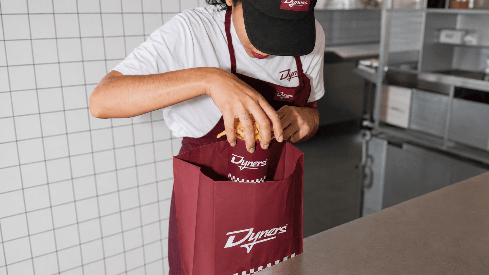Bir ekip üyesinin tuttuğu Dyners paket servis çantası